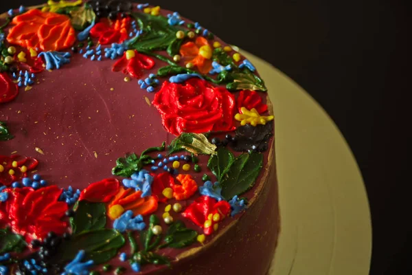 Delicioso pastel rojo con flores de crema de mantequilla en el fondo negro —  Fotos de Stock