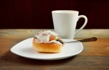 Ev yapımı tarçın rulo tabak ve bardak çay ahşap masa üzerinde