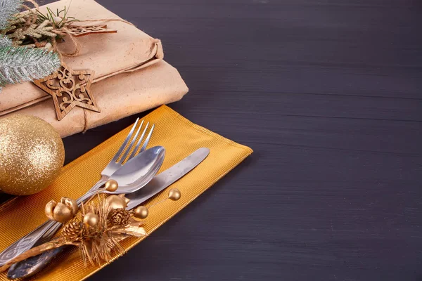 Weihnachtliche Tischdekoration Mit Besteck Und Dekoration Auf Holztisch Weihnachtlicher Hintergrund — Stockfoto