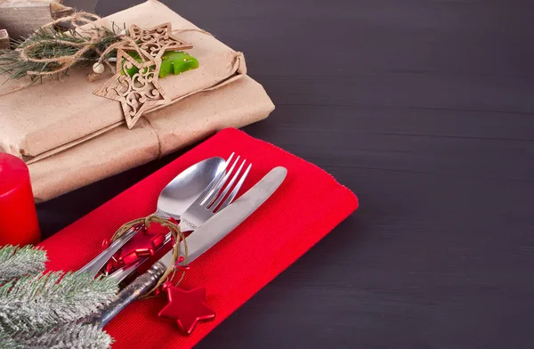Weihnachtliche Tischdekoration Mit Besteck Und Dekoration Auf Holztisch Weihnachtlicher Hintergrund — Stockfoto