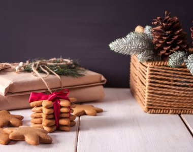 Dekorasyon ve ahşap masa hediyeler ile Noel tatlılar