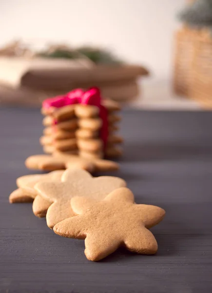 Weihnachtsplätzchen mit Dekoration auf dem Holztisch — Stockfoto