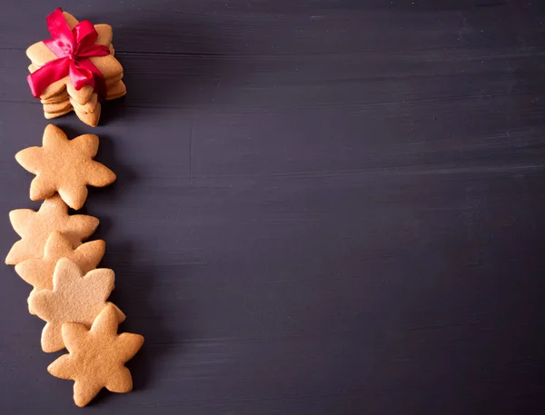 Weihnachtsplätzchen mit Dekoration auf dem Holztisch — Stockfoto