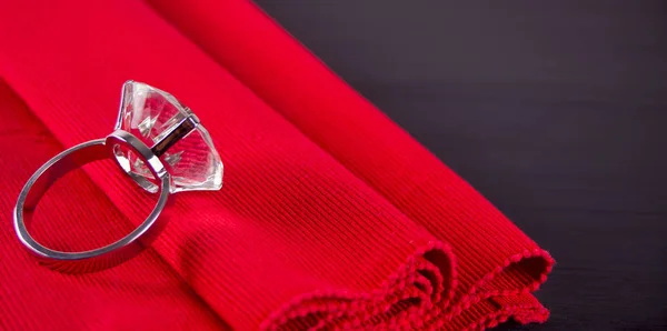 Stor diamantring på röda tabell servetten. — Stockfoto