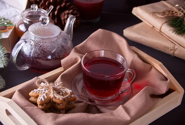 自家製のクリスマス クッキー雪 ティーポットと紅茶をトレイ — ストック写真