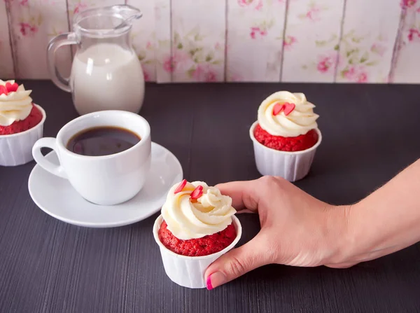 Xícara Café Três Cupcakes Com Corações Mesa Madeira Mulher Segurando — Fotografia de Stock