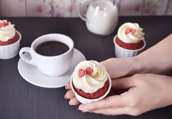 Una Taza Café Tres Cupcakes Con Corazones Mesa Madera Mujer —  Fotos de Stock