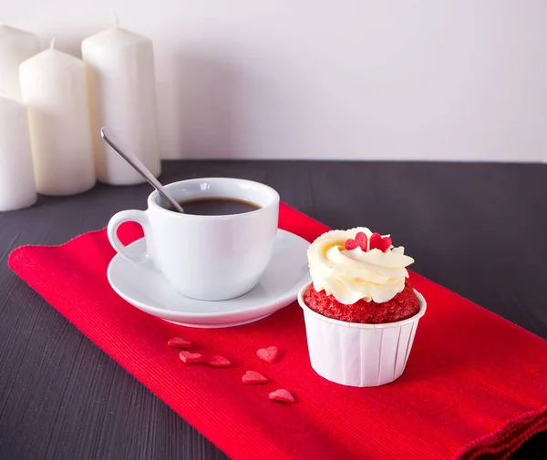 Чашка Кофе Кекс Червями Красной Салфетке Деревянном Столе Тема Любви — стоковое фото