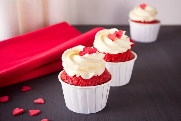 Cupcakes Com Corações Guardanapo Vermelho Mesa Madeira Tema Amor — Fotografia de Stock