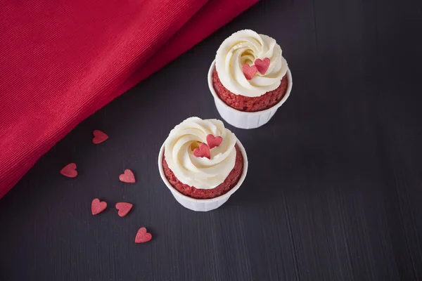 Xícara Café Cupcakes Com Corações Guardanapo Vermelho Mesa Madeira Tema — Fotografia de Stock