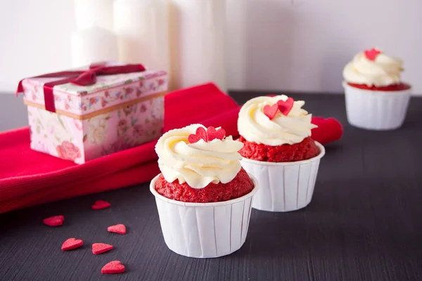 Xícara Café Cupcakes Com Corações Guardanapo Vermelho Mesa Madeira Tema — Fotografia de Stock