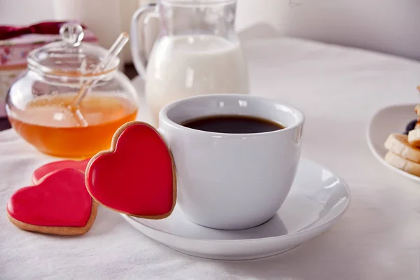 Une Tasse Café Des Biscuits Forme Coeur — Photo