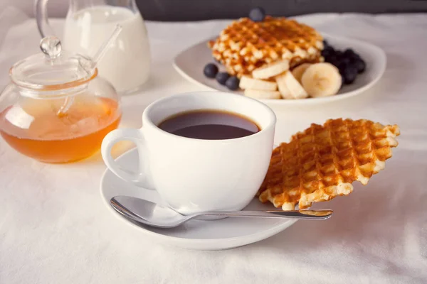 Kopje Koffie Wafels Met Bananen Bosbessen Honing Ontbijt — Stockfoto