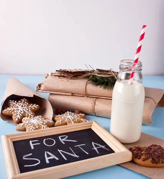 Garrafa Leite Natal Com Biscoitos Presentes — Fotografia de Stock