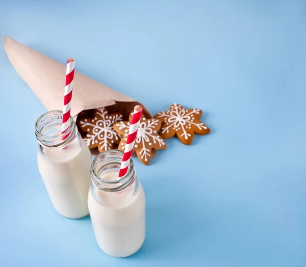 Natal Duas Garrafas Leite Com Biscoitos — Fotografia de Stock