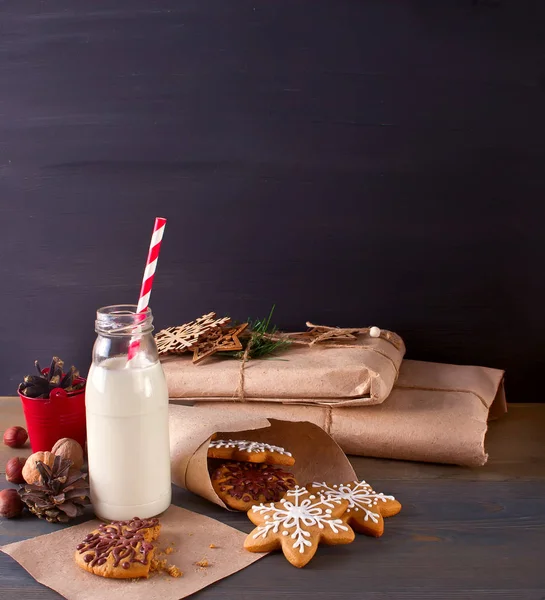 Vánoční Láhev Mléka Cookies Vánoční Výzdoba Dřevěné Pozadí — Stock fotografie