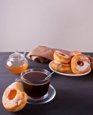 Ahşap karanlık masada kahve ile taze çörek