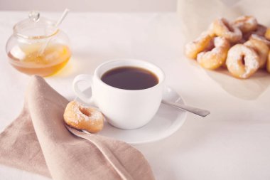 Kahve tablo ile taze küçük lokmalar