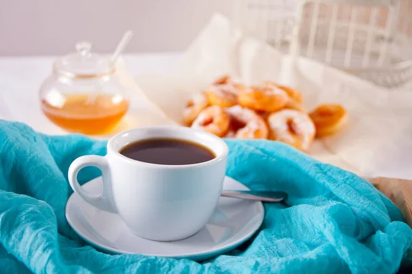 蜂蜜とテーブルの上のコーヒーを新鮮なドーナツ — ストック写真