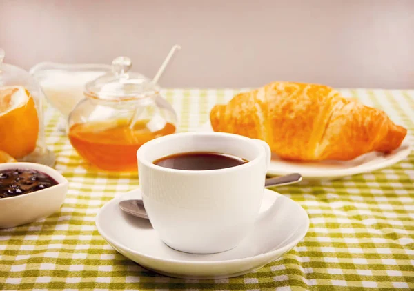 コーヒー ジャム テーブルの上のカップとクロワッサン — ストック写真