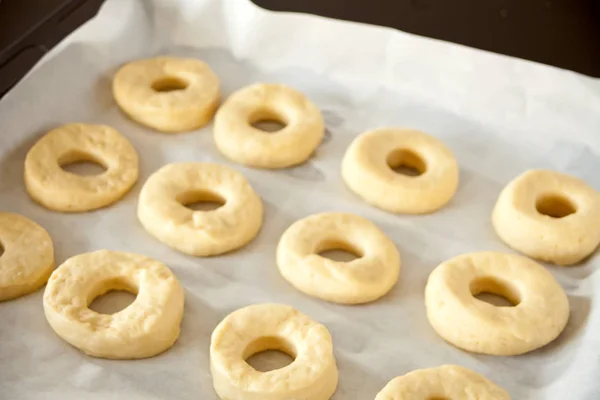 Donuts Crus Assadeira Processo Cozedura — Fotografia de Stock