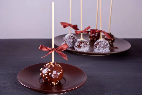 Verschiedene Cake Pops Mit Dunkler Schokolade Auf Einem Holztisch — Stockfoto