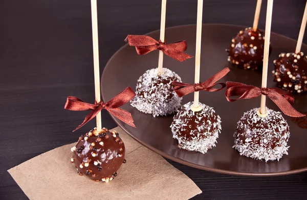 Verschiedene Cake Pops Mit Dunkler Schokolade Auf Einem Holztisch — Stockfoto