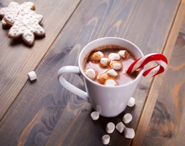 Noel marshmallow ile kakao şeker kamışı ve çerezleri kar taneleri ahşap tablo