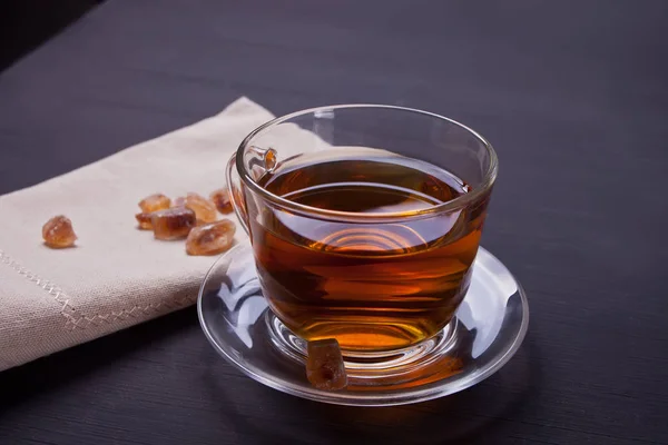 木製の背景にキャラメル砂糖を入れた紅茶 — ストック写真
