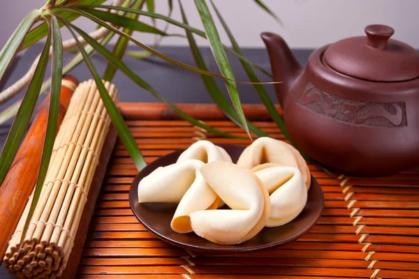 Con Galletas Fortuna Tetera Estilo Oriental Una Bandeja Madera — Foto de Stock