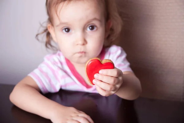 Μικρό Κορίτσι Μελαχρινή Που Κρατώντας Μια Κόκκινη Καρδιά Στο Ένα — Φωτογραφία Αρχείου