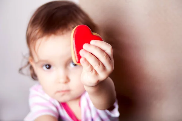 Kırmızı Bir Kalp Bir Elinde Tutan Küçük Esmer Kız — Stok fotoğraf