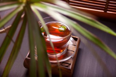 Ahşap arka plan üzerinde sıcak çay