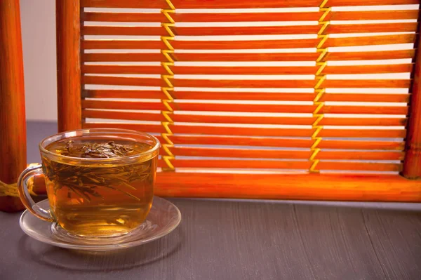 木製の背景に熱いミントティーのカップ — ストック写真