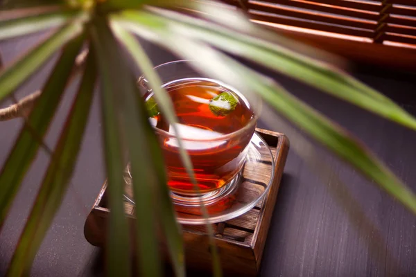 Ahşap arka plan üzerinde sıcak çay