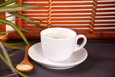 Matcha yeşil çay kahve bir fincan ahşap tablo