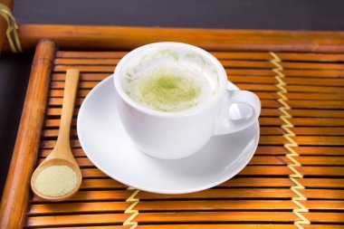Matcha yeşil çay kahve bir fincan ahşap tablo
