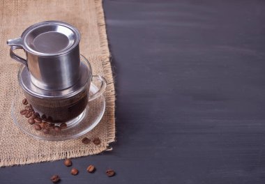 Oryantal tarzı rustik arka plan üzerinde geleneksel Vietnam kahve