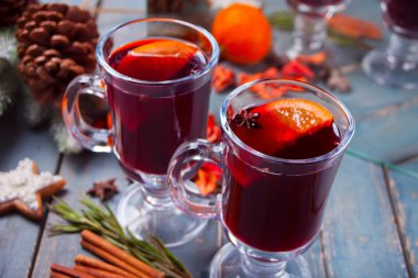 Noel baharatlı kırmızı şarap ve ahşap bir kırsal masada meyveler. Geleneksel sıcak içecek Noel zamanı.