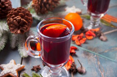 Noel baharatlı kırmızı şarap ve ahşap bir kırsal masada meyveler. Geleneksel sıcak içecek Noel zamanı.