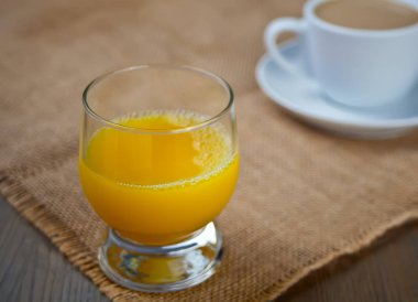 kahve ve portakal suyu fincanla Servis Kahvaltı