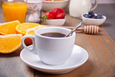 Fincan kahve ve meyve ve çilek ahşap tablo