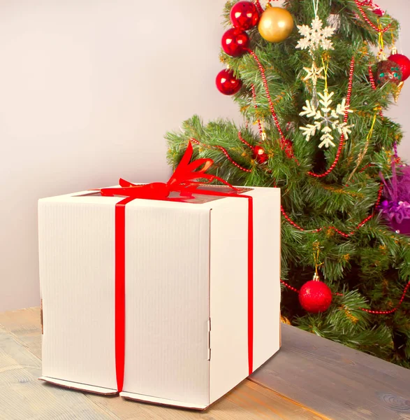 圣诞节的礼品盒在木桌与圣诞树背景 — 图库照片