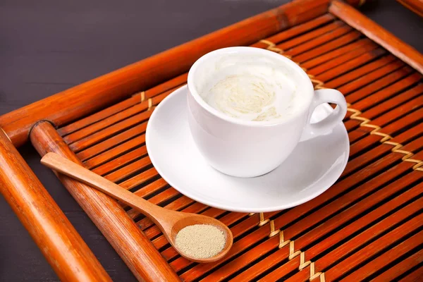 Latte de té verde Matcha en una taza sobre fondo oriental — Foto de Stock