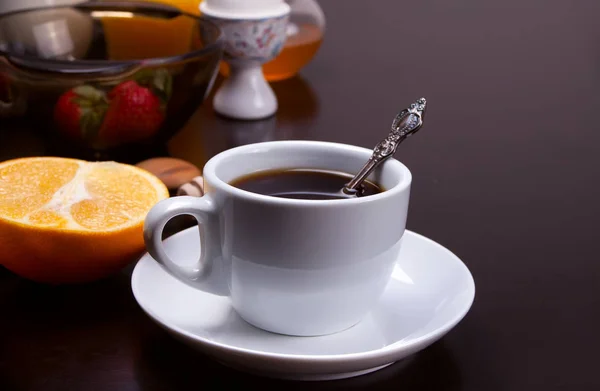 Xícara de café e frutas e bagas na mesa de madeira — Fotografia de Stock