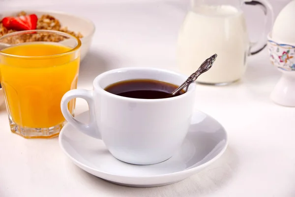 Xícara de café e frutas e bagas no fundo branco — Fotografia de Stock