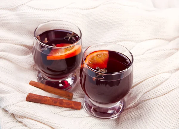 Natal Mulled Vinho Tinto Com Especiarias Frutas Uma Mesa Rústica — Fotografia de Stock