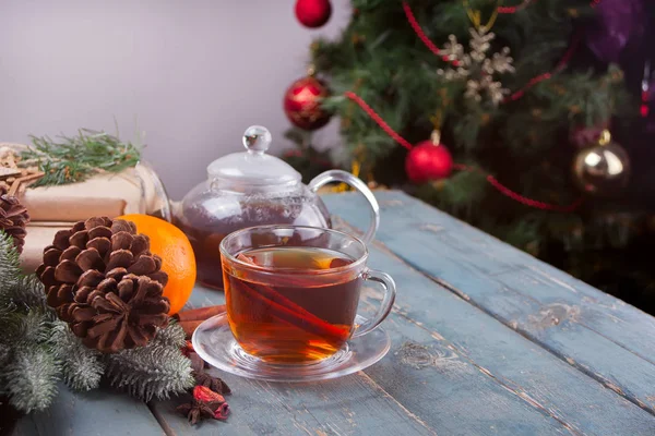 一杯の熱いお茶と木製のテーブル上のティーポット 冬のシーズン — ストック写真
