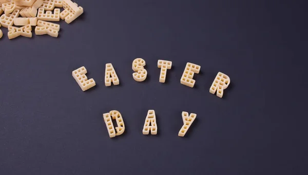 Texto Día Pascua Escrito Con Macarrones Forma Letras Mesa Madera — Foto de Stock