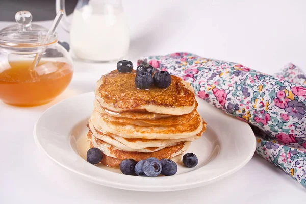 Crêpes aux baies et miel sur fond blanc — Photo